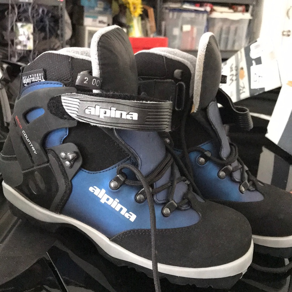 Alpina woman’s Bach country snow boots.